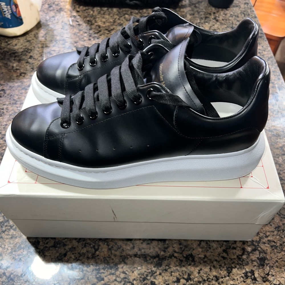 Alexander McQueens OverSized Sneaker
